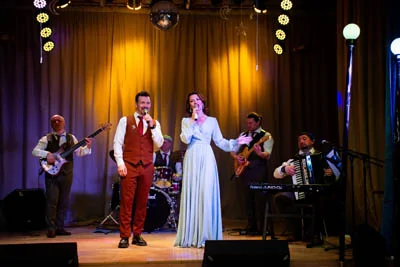 Ретро-группа Чародеи. Вокальный дуэт: Валерий Алешков и Светлана Брижань